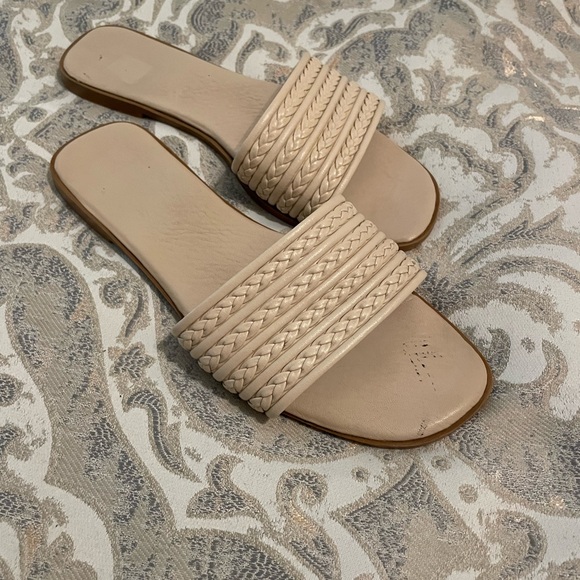 Shoes - 🍒4/$15 Ivory Slip On Sandals Sz 7